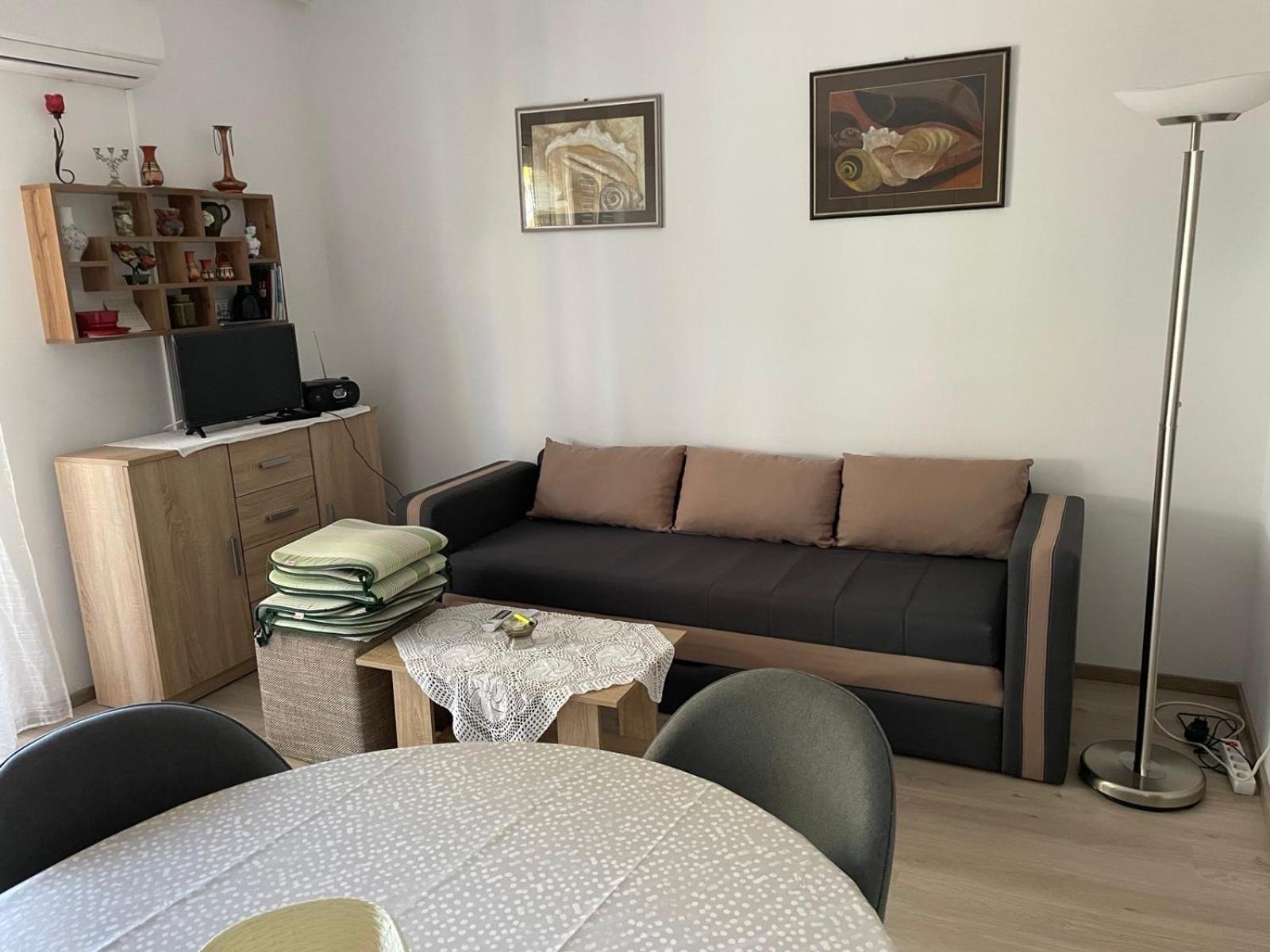 Apartment 3d *